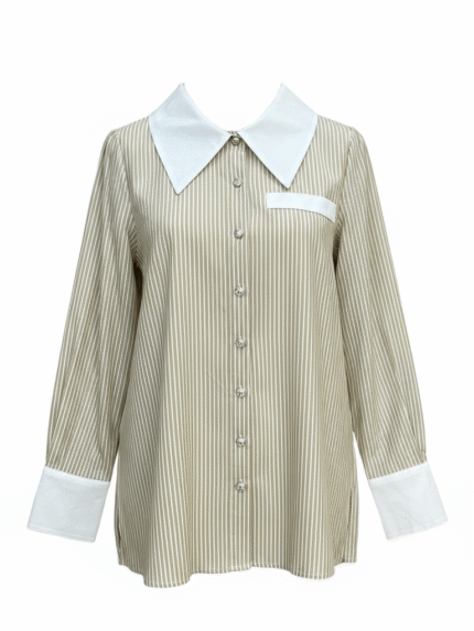 Chemise femme rayée beige avec col blanc contrastant et boutons bijoux, élégance chic par Orkidia Fashion