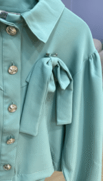 Chemisier vert menthe avec boutons dorés et nœud Orkidia Fashion.