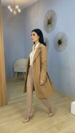 l'intemporel marron : trench coat d'exception