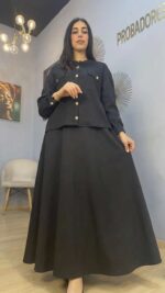 Élégance noire boutonnée