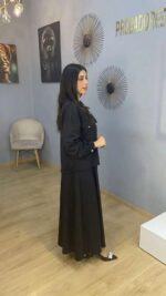 Élégance noire boutonnée