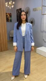 Ensemble Tailleur Rayé Bleu Ciel à Poignets Contrastants – L'Élégance Audacieuse