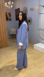 Ensemble Tailleur Rayé Bleu Ciel à Poignets Contrastants – L'Élégance Audacieuse