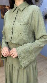 Ensemble Jupe et Chemise Vert Sauge – Détails Brodés et Style Bohème Chic
