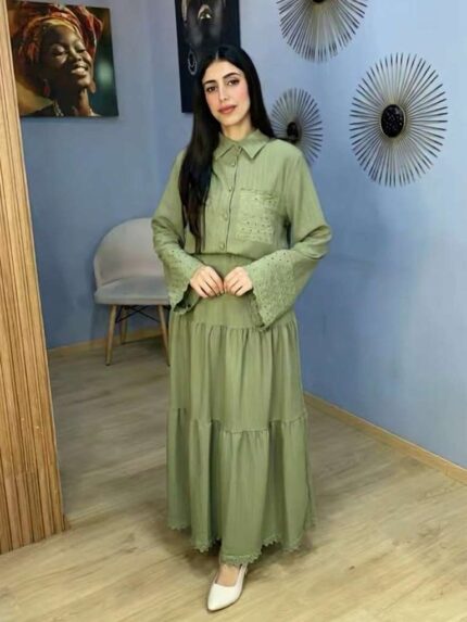 Ensemble Jupe et Chemise Vert Sauge – Détails Brodés et Style Bohème Chic