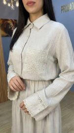 Ensemble Jupe et Chemise Beige Écru – Raffinement Lumineux et Broderie Anglaise