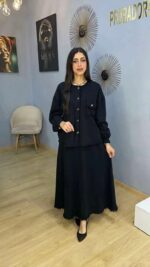 Ensemble Jupe et Veste Noir – L'Élégance Rebelle aux Détails Effilochés