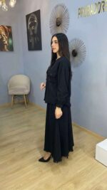 Ensemble Jupe et Veste Noir – L'Élégance Rebelle aux Détails Effilochés