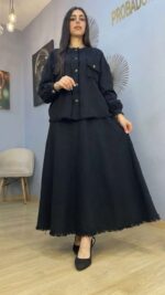 Ensemble Jupe et Veste Noir – L'Élégance Rebelle aux Détails Effilochés