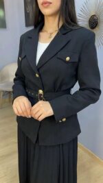 Ensemble Tailleur Couture Noir – Veste Ceinturée et Jupe Plissée