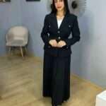 Ensemble Tailleur Couture Noir – Veste Ceinturée et Jupe Plissée