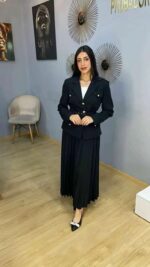 Ensemble Tailleur Couture Noir – Veste Ceinturée et Jupe Plissée