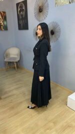 Ensemble Tailleur Couture Noir – Veste Ceinturée et Jupe Plissée
