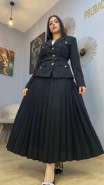 Ensemble Tailleur Couture Noir – Veste Ceinturée et Jupe Plissée