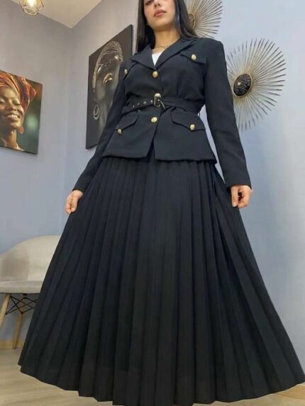 Ensemble Tailleur Couture Noir – Veste Ceinturée et Jupe Plissée