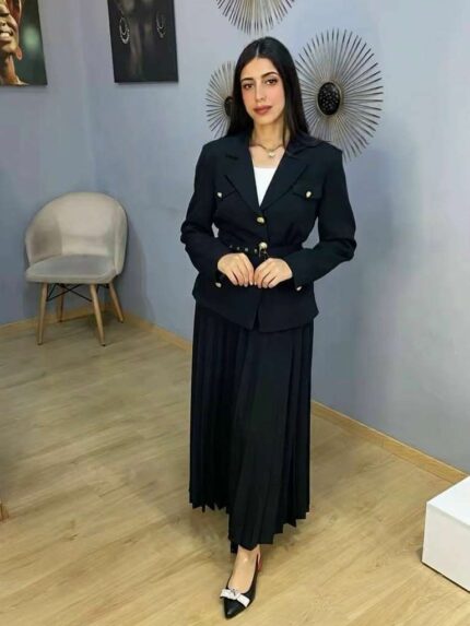 Ensemble Tailleur Couture Noir – Veste Ceinturée et Jupe Plissée