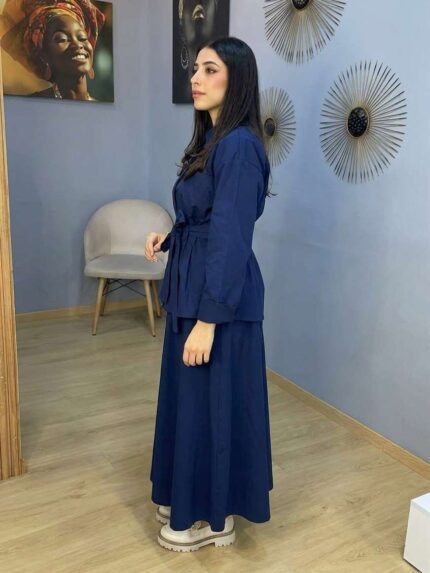 Ensemble Jupe et Chemise Bleu Marine – L'Élégance Structurée et Modeste