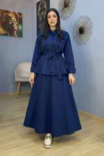 Ensemble Jupe et Chemise Bleu Marine – L'Élégance Structurée et Modeste