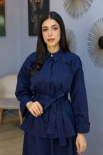 Ensemble Jupe et Chemise Bleu Marine – L'Élégance Structurée et Modeste