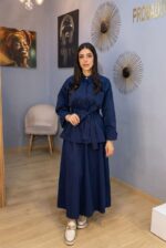 Ensemble Jupe et Chemise Bleu Marine – L'Élégance Structurée et Modeste