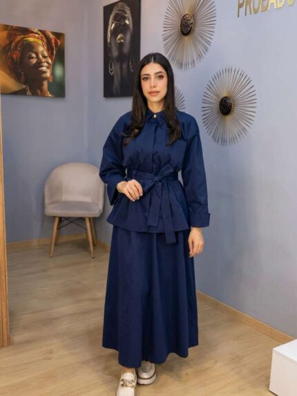Ensemble Jupe et Chemise Bleu Marine – L'Élégance Structurée et Modeste