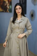 Élégance intemporelle : la trench robe beige