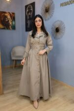 Élégance intemporelle : la trench robe beige