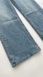 Pantalon jean bleu clair : découvrez ce denim coupe droite tendance et confortable à bouton doré. L'indispensable avec livraison à Nador et au Maroc !