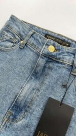 Pantalon jean bleu clair : découvrez ce denim coupe droite tendance et confortable à bouton doré. L'indispensable avec livraison à Nador et au Maroc !