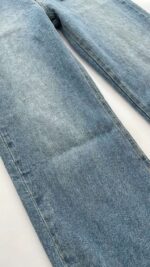 Pantalon jean bleu clair : découvrez ce denim coupe droite tendance et confortable à bouton doré. L'indispensable avec livraison à Nador et au Maroc !