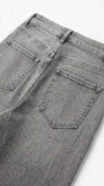 Pantalon Jean Gris – Coupe Droite et Style Urbain Moderne