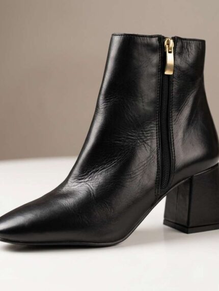 Bottines en Cuir Noir – Élégance Classique et Talon Carré