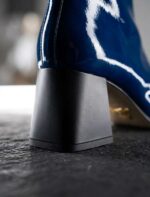 Bottines en Cuir Verni Bleu – Style Audacieux et Brillance Chic