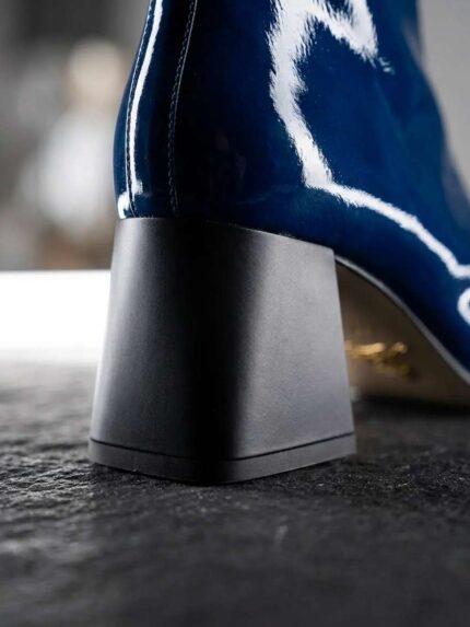 Bottines en Cuir Verni Bleu – Style Audacieux et Brillance Chic