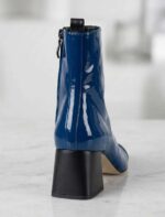 Bottines en Cuir Verni Bleu – Style Audacieux et Brillance Chic
