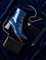 Bottines en Cuir Verni Bleu – Style Audacieux et Brillance Chic