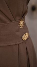 Robe Longue Marron – Élégance Modest Fashion et Détails Dorés