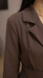 Robe Longue Marron – Élégance Modest Fashion et Détails Dorés