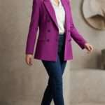 Femme portant un blazer violet structuré avec un chemisier blanc et un jean bleu