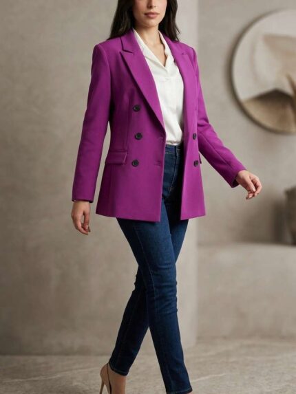 Femme portant un blazer violet structuré avec un chemisier blanc et un jean bleu