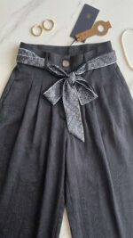 Pantalon Fluide Noir – Coupe Palazzo Texturée et Ceinture Foulard