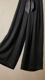 Pantalon Fluide Noir – Coupe Palazzo Texturée et Ceinture Foulard