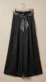 Pantalon palazzo noir fluide avec texture et ceinture foulard élégante
