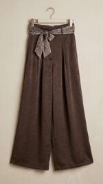 Pantalon palazzo marron fluide avec ceinture foulard texturée, vue de face sur cintre, collection Orkidia Fashion