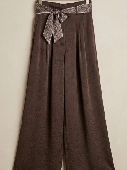 Pantalon palazzo marron fluide avec ceinture foulard texturée, vue de face sur cintre, collection Orkidia Fashion