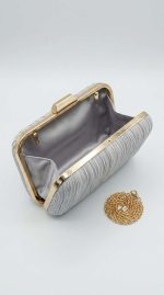 Pochette de Soirée Grise – Design Plissé et Finitions Dorées