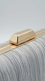 Pochette de Soirée Grise – Design Plissé et Finitions Dorées