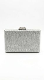 Pochette de Soirée Argentée – Effet Métallique Froissé et Style Avant-Garde