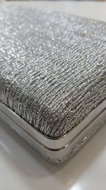 Pochette de Soirée Argentée – Effet Métallique Froissé et Style Avant-Garde
