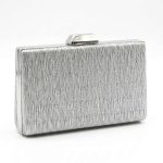 Pochette de Soirée Argentée – Effet Métallique Froissé et Style Avant-Garde